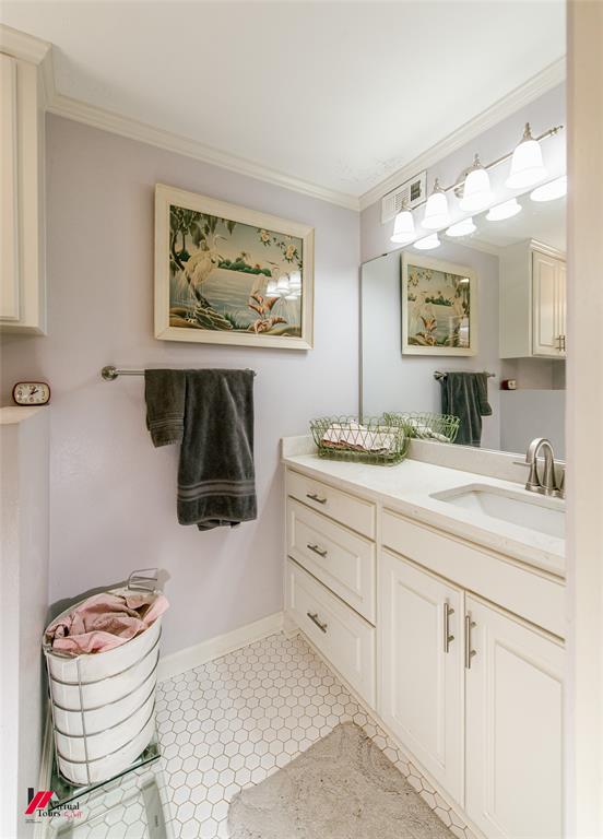 5822 River Road Shreveport, LA 71105 - Photo 20 of 35 a bathroom with a sink a vanity and a mirror