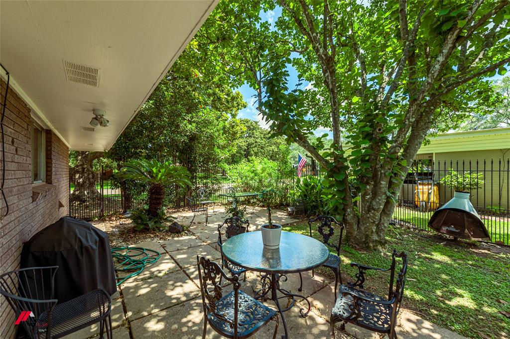 5822 River Road Shreveport, LA 71105 - Photo 25 of 35 a backyard of a house with table and chairs