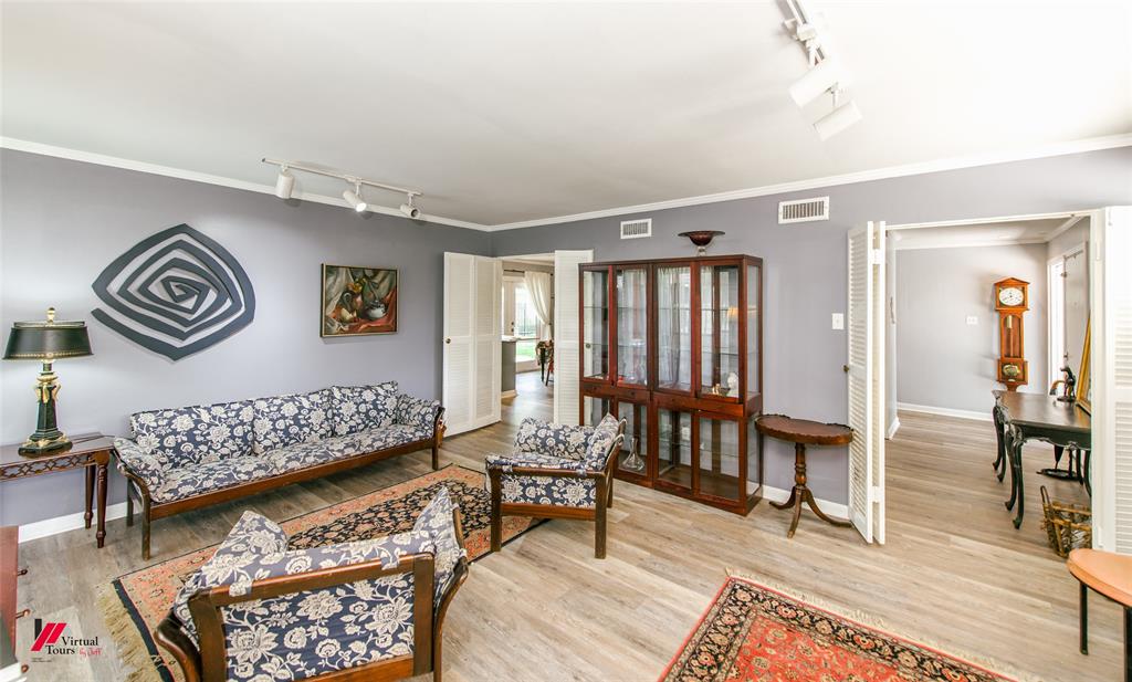 5822 River Road Shreveport, LA 71105 - Photo 3 of 35 a living room with a couch and a wooden floor