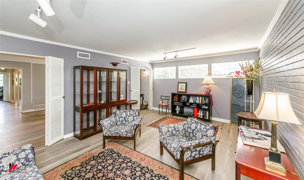 5822 River Road Shreveport, LA 71105 - Photo 4 of 35 a bedroom with furniture and a window