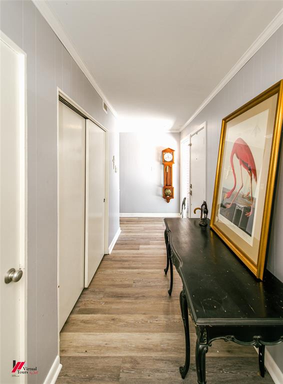 5822 River Road Shreveport, LA 71105 - Photo 5 of 35 a view of a hallway with furniture