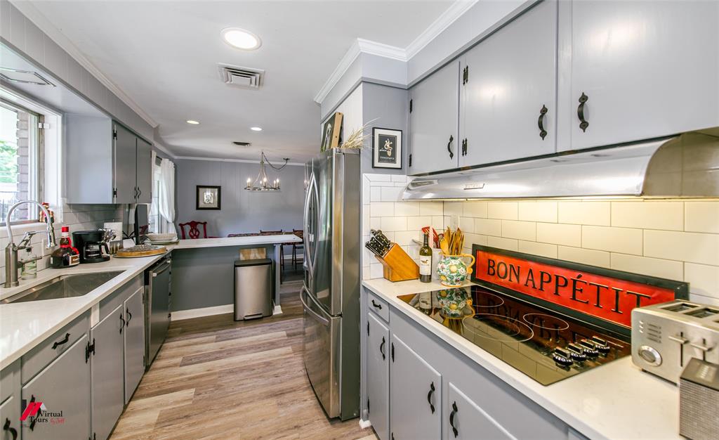 5822 River Road Shreveport, LA 71105 - Photo 8 of 35 a kitchen with lots of counter top space and stainless steel appliances