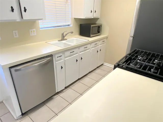 $1,400 | 10122 Shadow Wood Drive, Unit 11, Houston, TX 77043