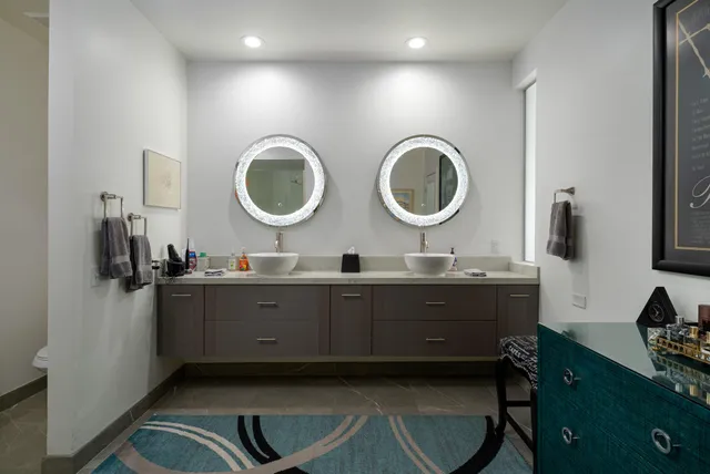 a en suite bathroom with a shower