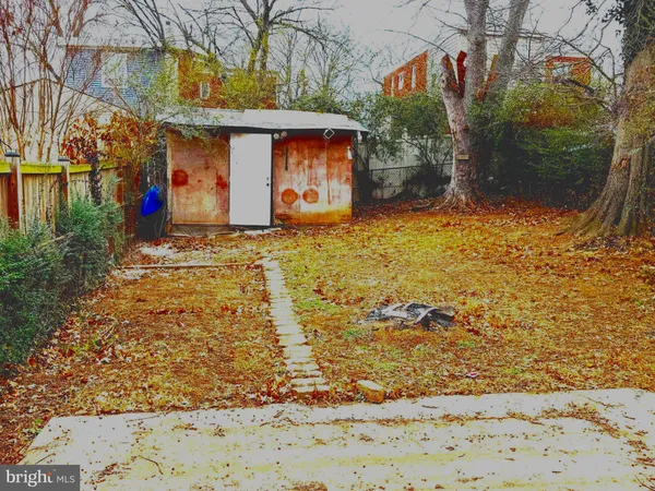 a front view of house with yard