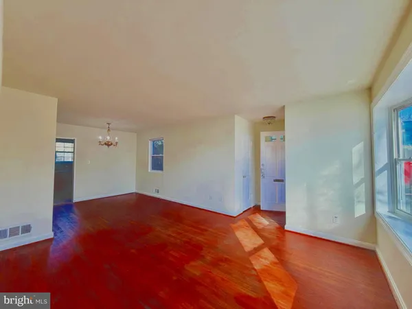 a view of a big room with closet and wooden floor