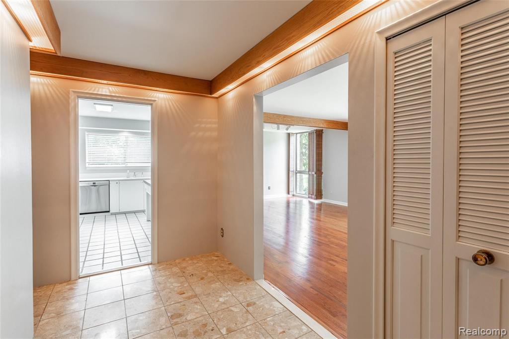 4041 West Maple Road, Unit 104 Bloomfield Hills, MI 48301 - Photo 8 of 25