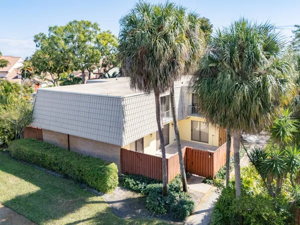 $2,600 | 1700 Embassy Drive, Unit 305, West Palm Beach, FL 33401