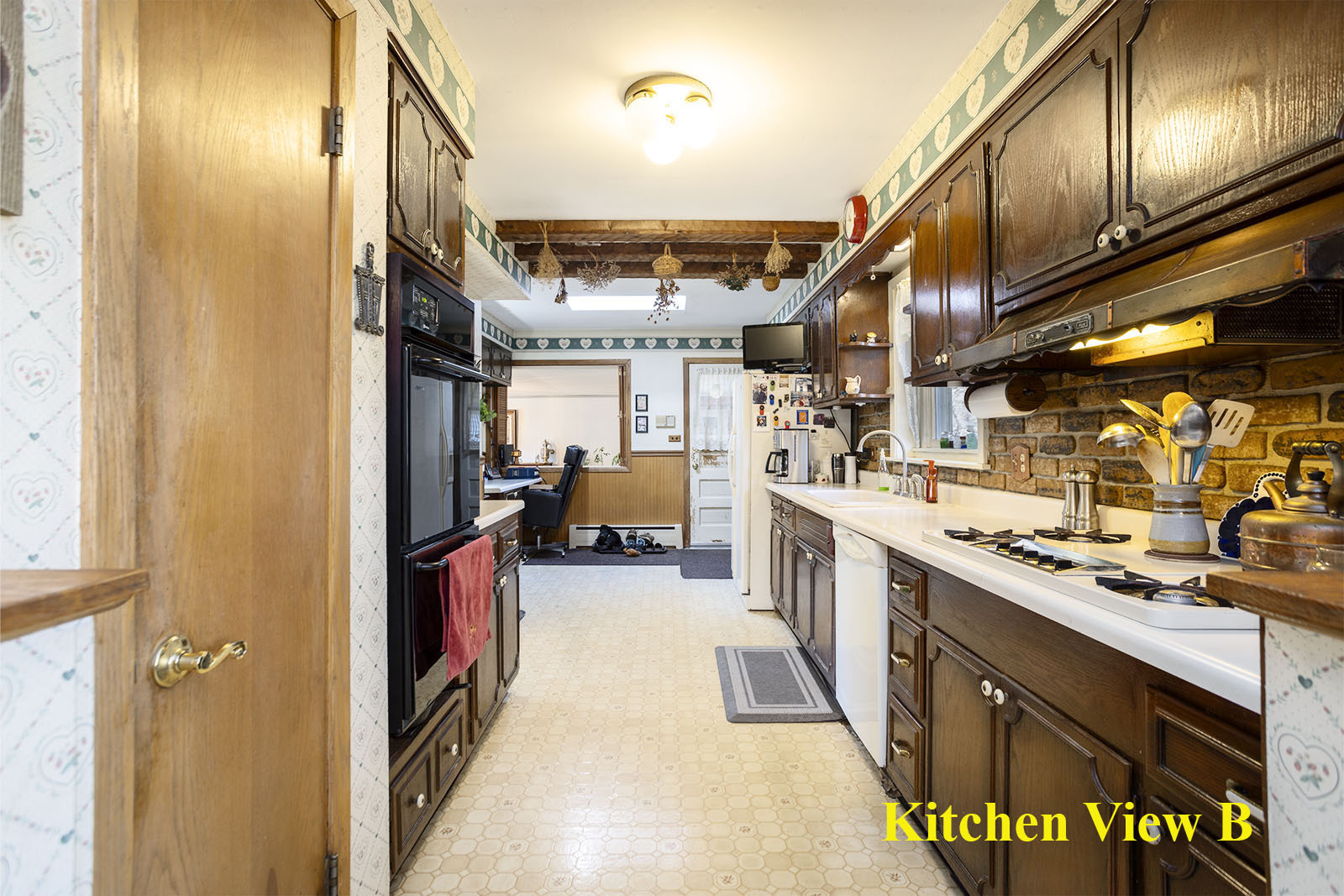 21071 North Valley Road Kildeer, IL 60047 - Photo 10 of 34 a kitchen with lots of appliances and cabinets