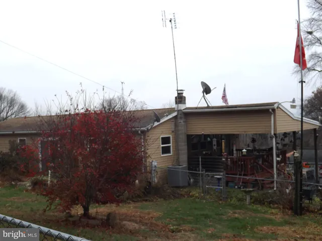 a view of a house with backyard