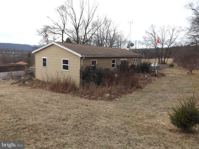 a view of a house with backyard
