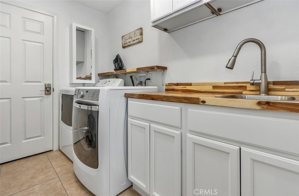 2230 North Volturno Road Palm Springs, CA 92262 - Photo 20 of 34 a utility room with dryer and washer