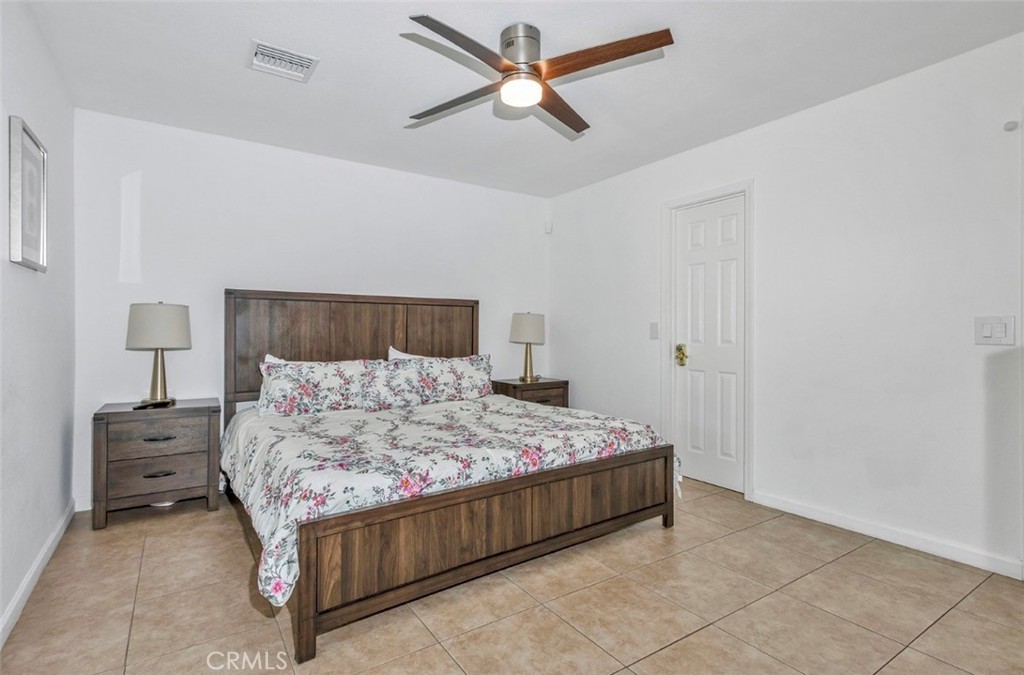 2230 North Volturno Road Palm Springs, CA 92262 - Photo 28 of 34 a bedroom with a bed and a lamp