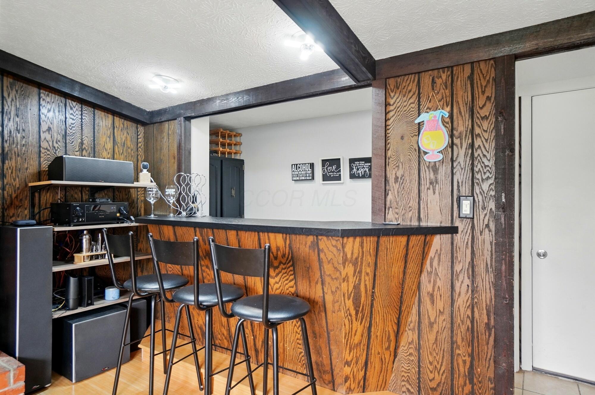 5508 Aspen Road Columbus, OH 43229 - Photo 20 of 40 Wet Bar