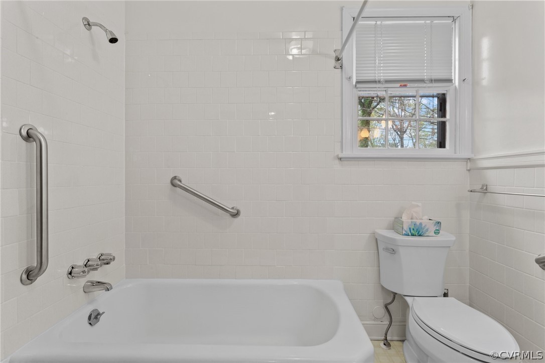 2916 Sherbourne Road North Chesterfield, VA 23237 - Photo 21 of 43 a bath room with a toilet and a bath tub