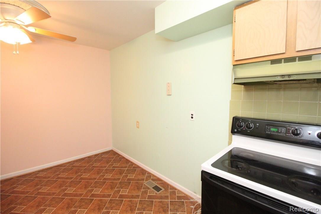29257 Hayes Road, Unit 2 Warren, MI 48088 - Photo 14 of 23 IMG_8690.JPG