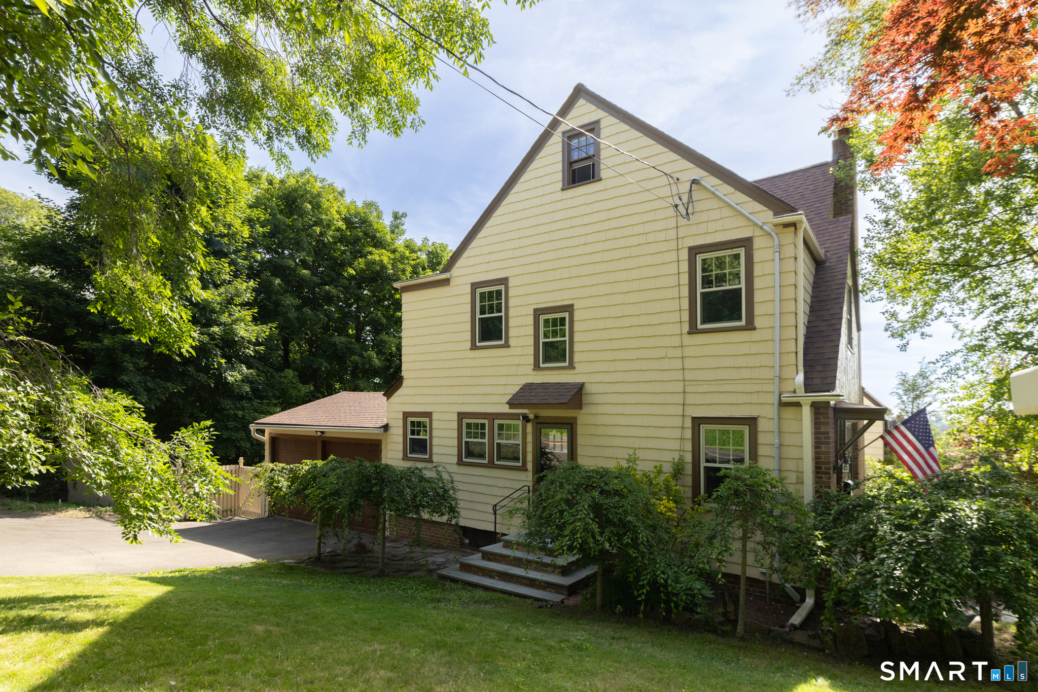 127 Roger Road New Haven, CT 06515 - Photo 5 of 40