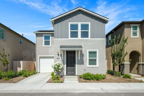 $384,900 | 6302 East Moscato Drive, Fresno, CA 93727