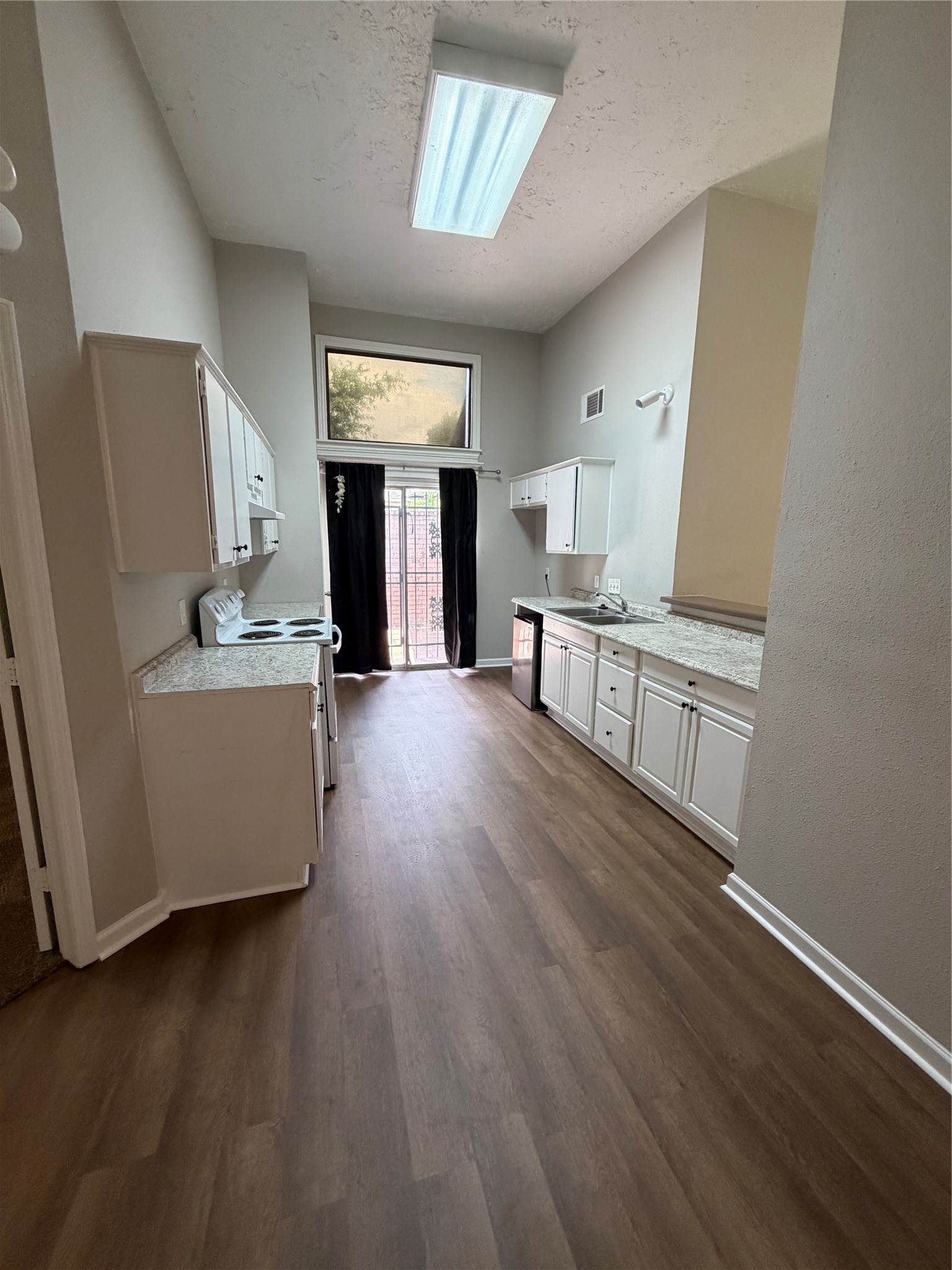 8662 Pearl Point Street Houston, TX 77044 - Photo 5 of 28 a kitchen with stainless steel appliances a refrigerator a sink dishwasher and wooden floor