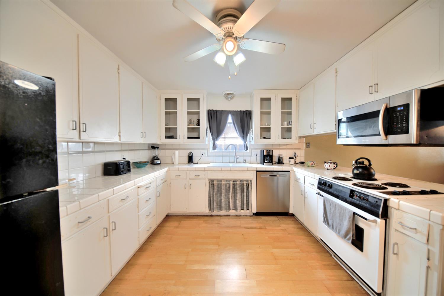 6521 Narcisco Way Hughson, CA 95326 - Photo 12 of 40 a kitchen with white cabinets and white appliances