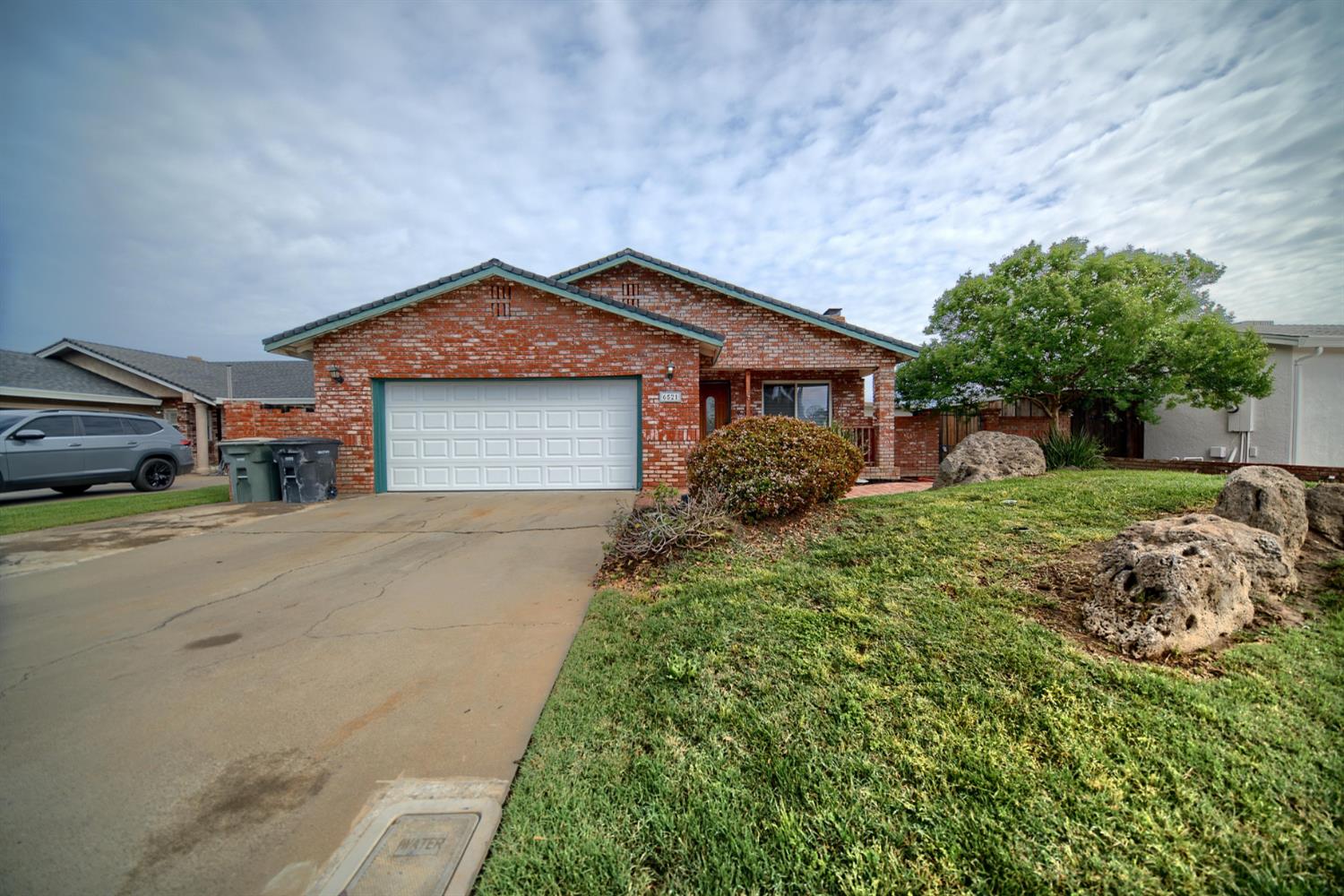 6521 Narcisco Way Hughson, CA 95326 - Photo 2 of 40 a front view of a house with a garden