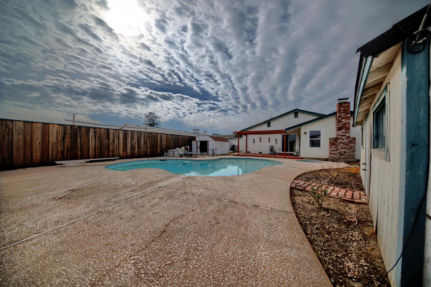 6521 Narcisco Way Hughson, CA 95326 - Photo 31 of 40 a front view of a house with garden