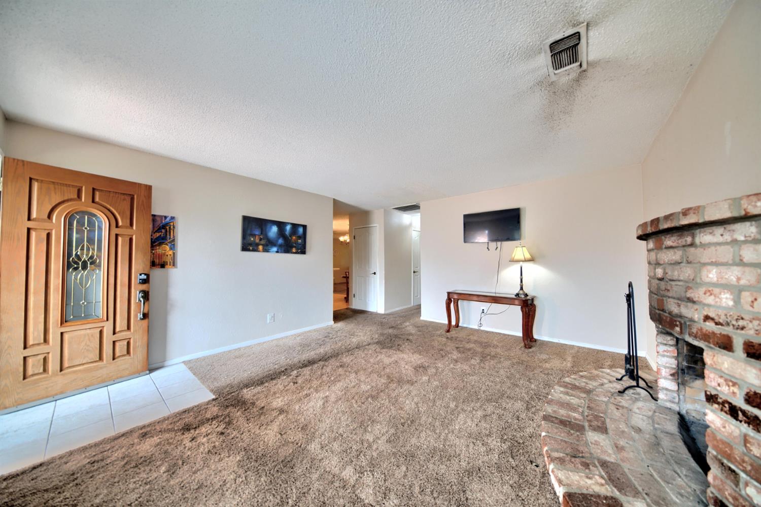 6521 Narcisco Way Hughson, CA 95326 - Photo 10 of 40 a view of a livingroom with a flat screen tv