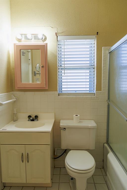 1308 West 14th Street Cisco, TX 76437 - Photo 15 of 39 a bathroom with a toilet a sink and a mirror