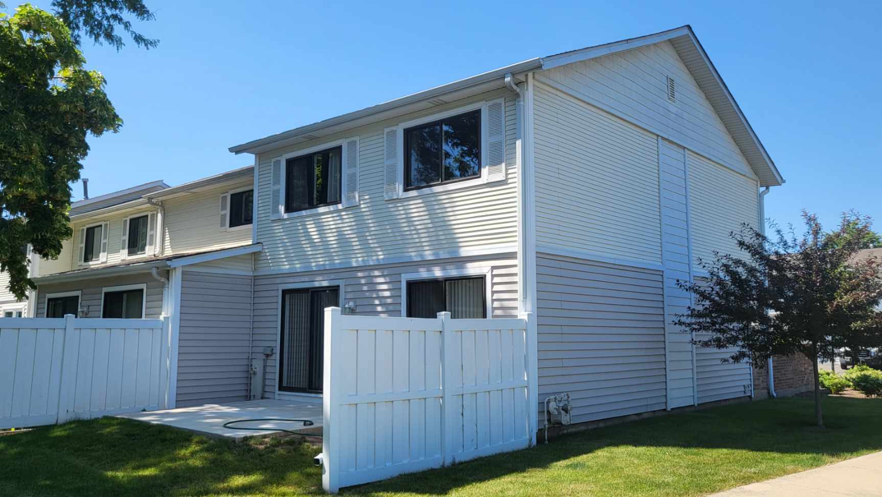 635 Breakers Point Schaumburg, IL 60194 - Photo 2 of 4 a view of a house with a yard