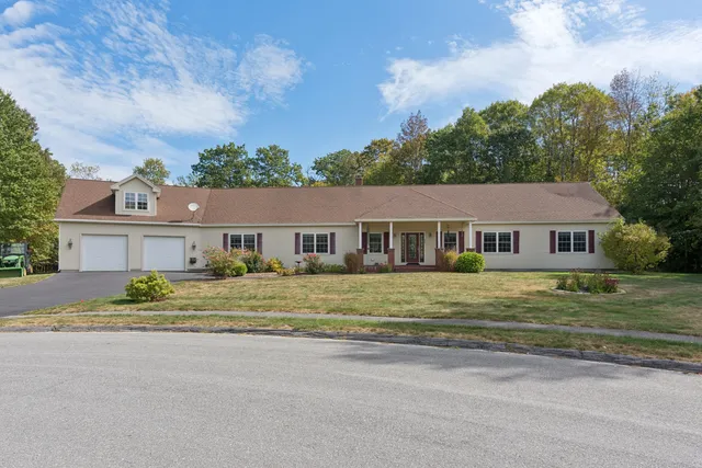 $834,900 | 29 Victoria Lane, Windham, ME 04062