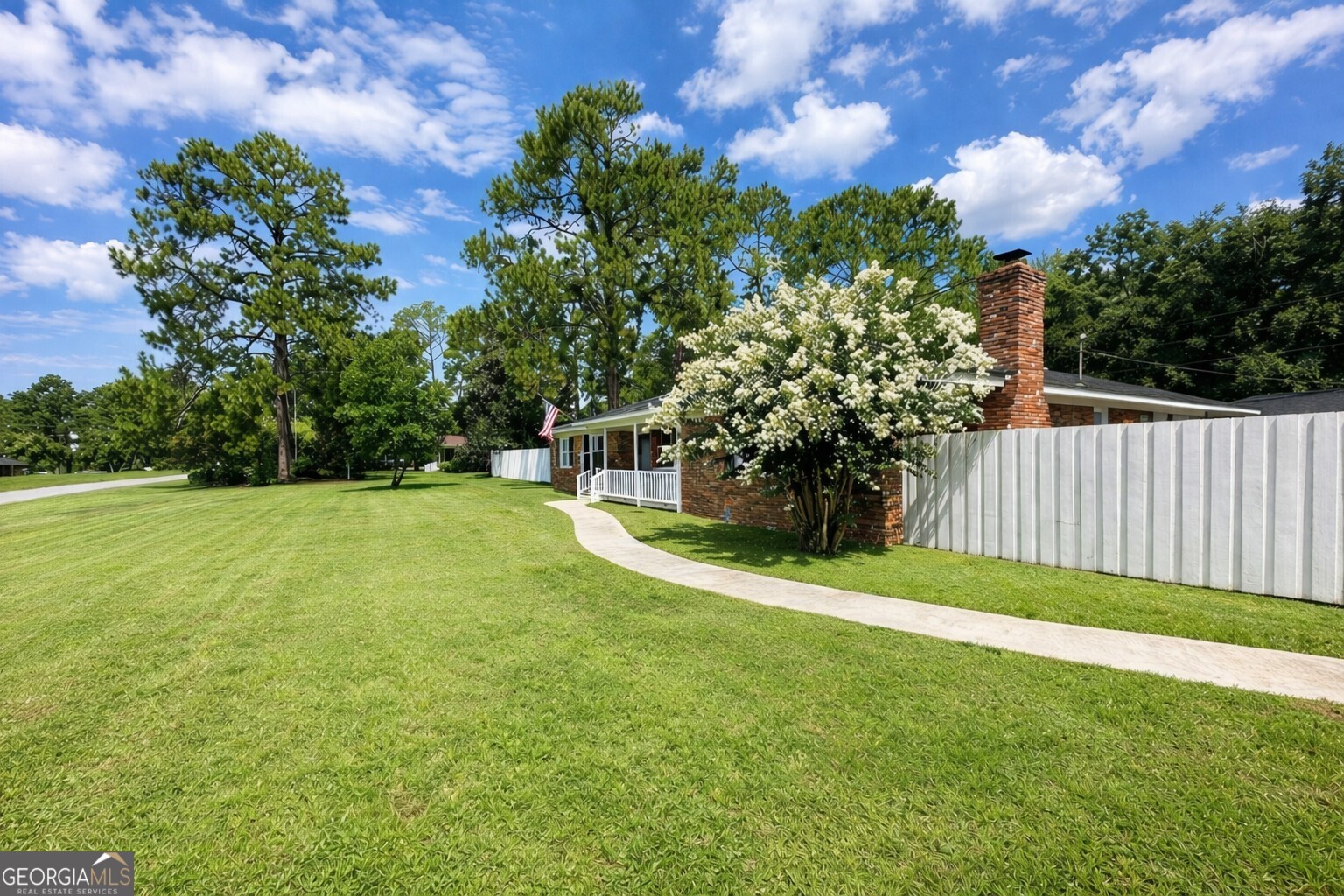 2026 Ellis Lane Blackshear, GA 31516 - Photo 5 of 23