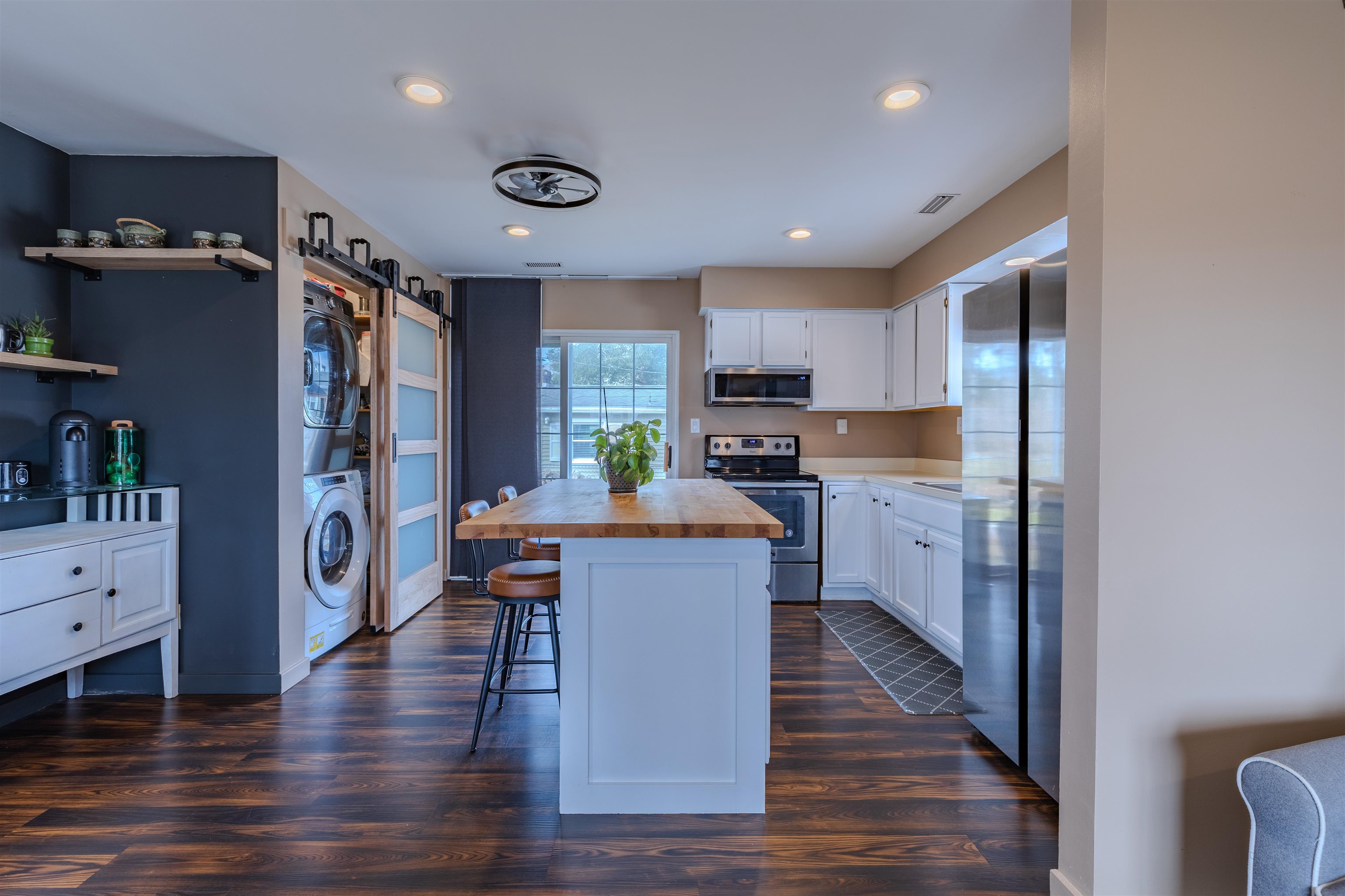 87 Rose Villas, NJ 08251 - Photo 6 of 27 a kitchen with cabinets and wooden floor