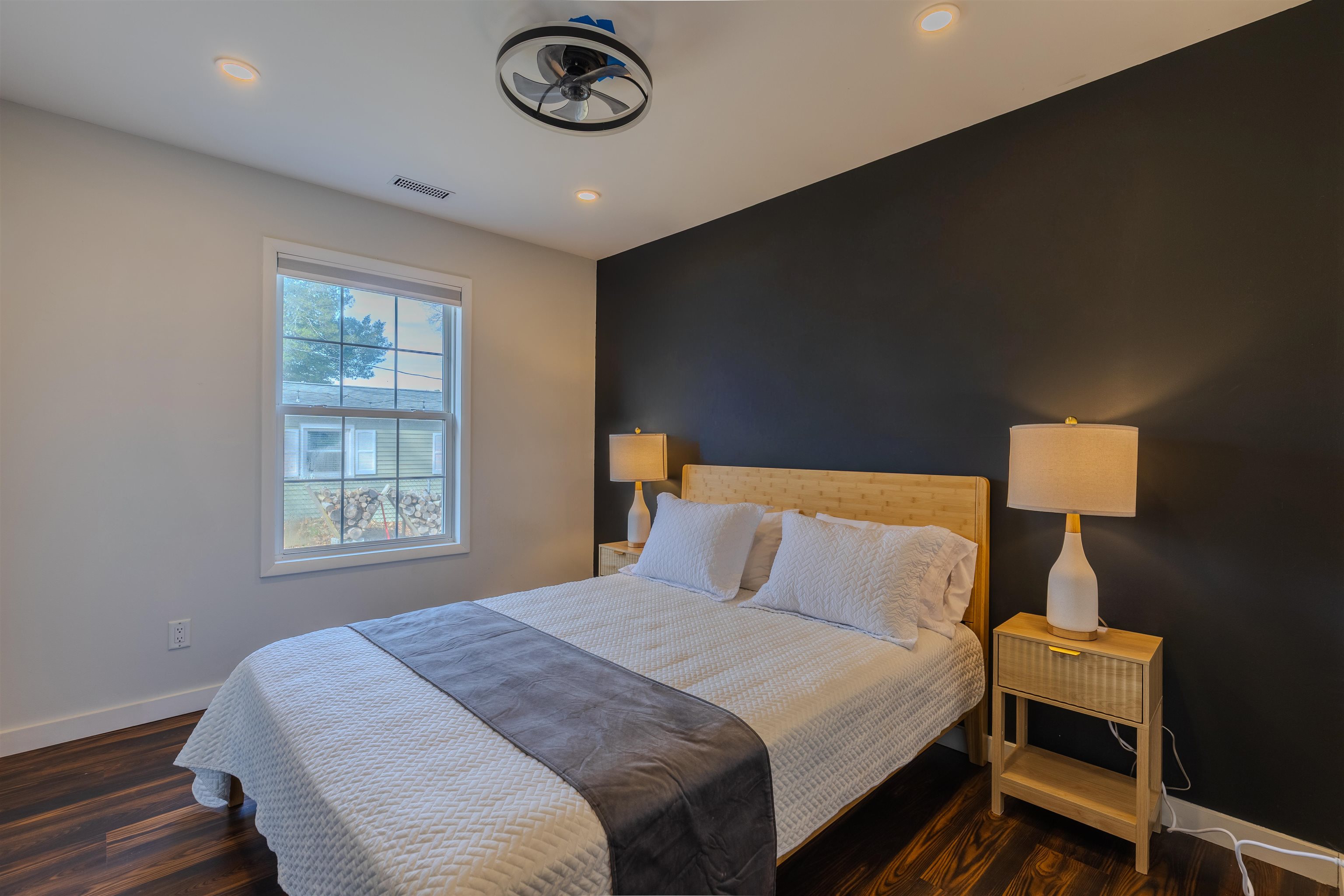 87 Rose Villas, NJ 08251 - Photo 10 of 27 a bedroom with a bed and a lamp