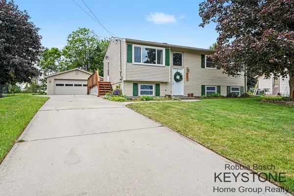$304,900 | 941 Greenwood Street, Middleville, MI 49333