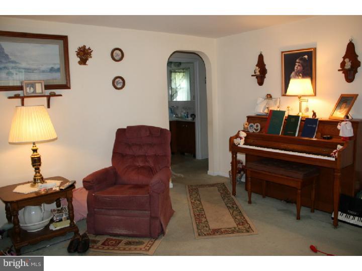 2538 Rhoads Road Gilbertsville, PA 19525 - Photo 11 of 25 Living Room