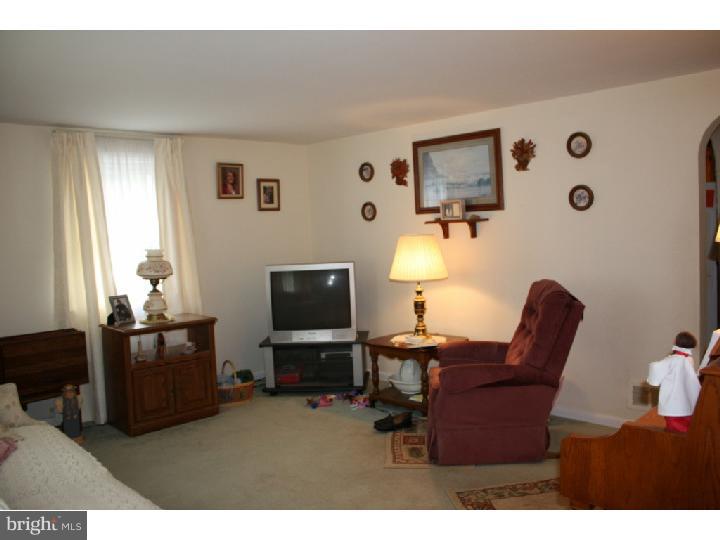 2538 Rhoads Road Gilbertsville, PA 19525 - Photo 13 of 25 Living Room