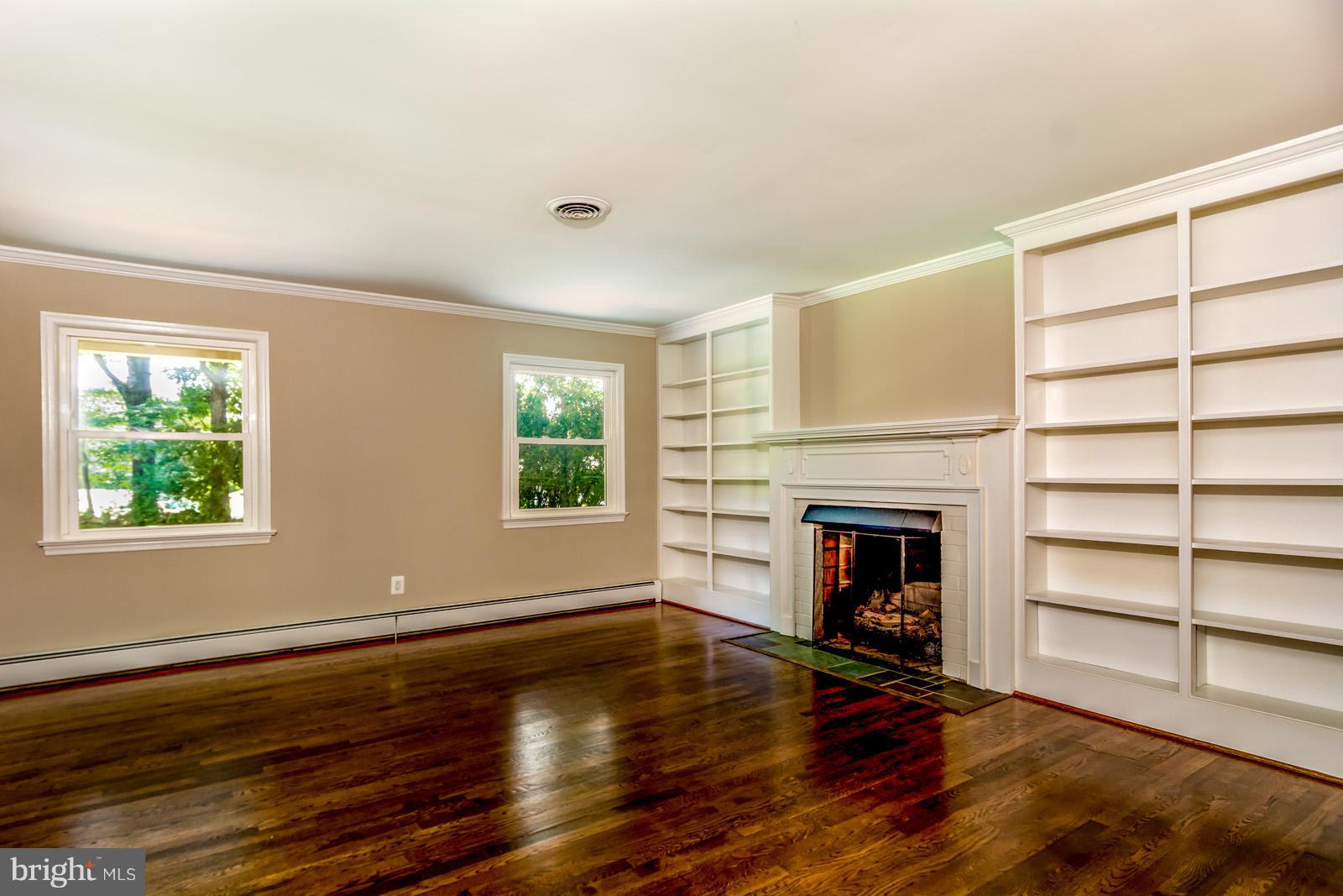 7401 Baldwin Ridge Road Warrenton, VA 20187 - Photo 5 of 30 Living Room