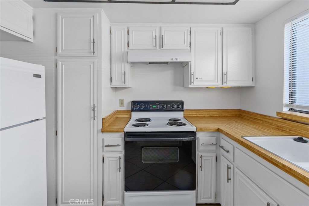 69707 Campana Court Rancho Mirage, CA 92270 - Photo 13 of 47 a view of a kitchen with a stove top oven