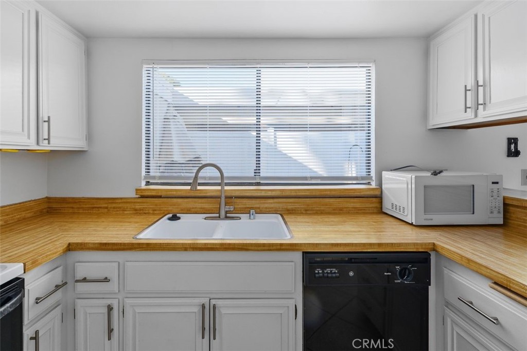 69707 Campana Court Rancho Mirage, CA 92270 - Photo 14 of 47 a bathroom with a sink and a window