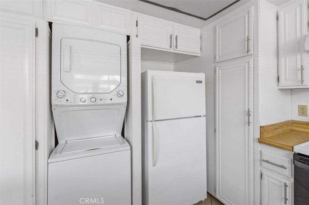 69707 Campana Court Rancho Mirage, CA 92270 - Photo 17 of 47 a utility room with dryer and washer