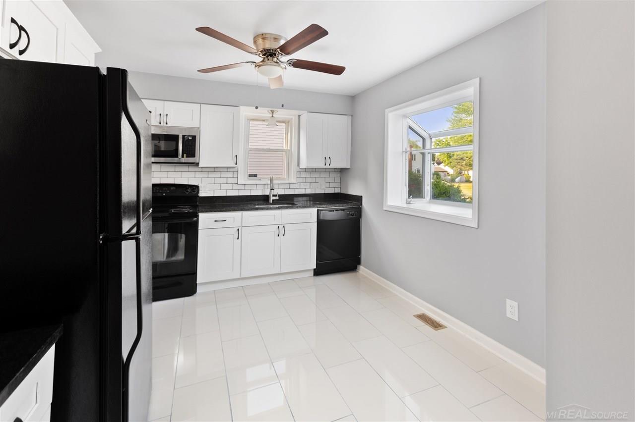 22119 Cushing Avenue Eastpointe, MI 48021 - Photo 9 of 33 50017426-8.JPG
