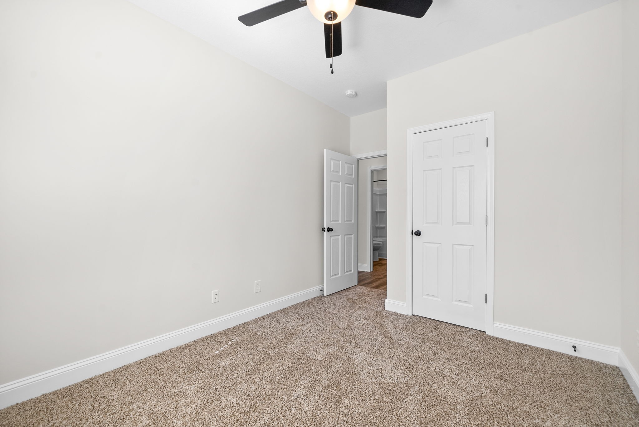 500 Peachers Mill Road, Unit C1 Clarksville, TN 37042 - Photo 16 of 31 an empty room with a ceiling fan