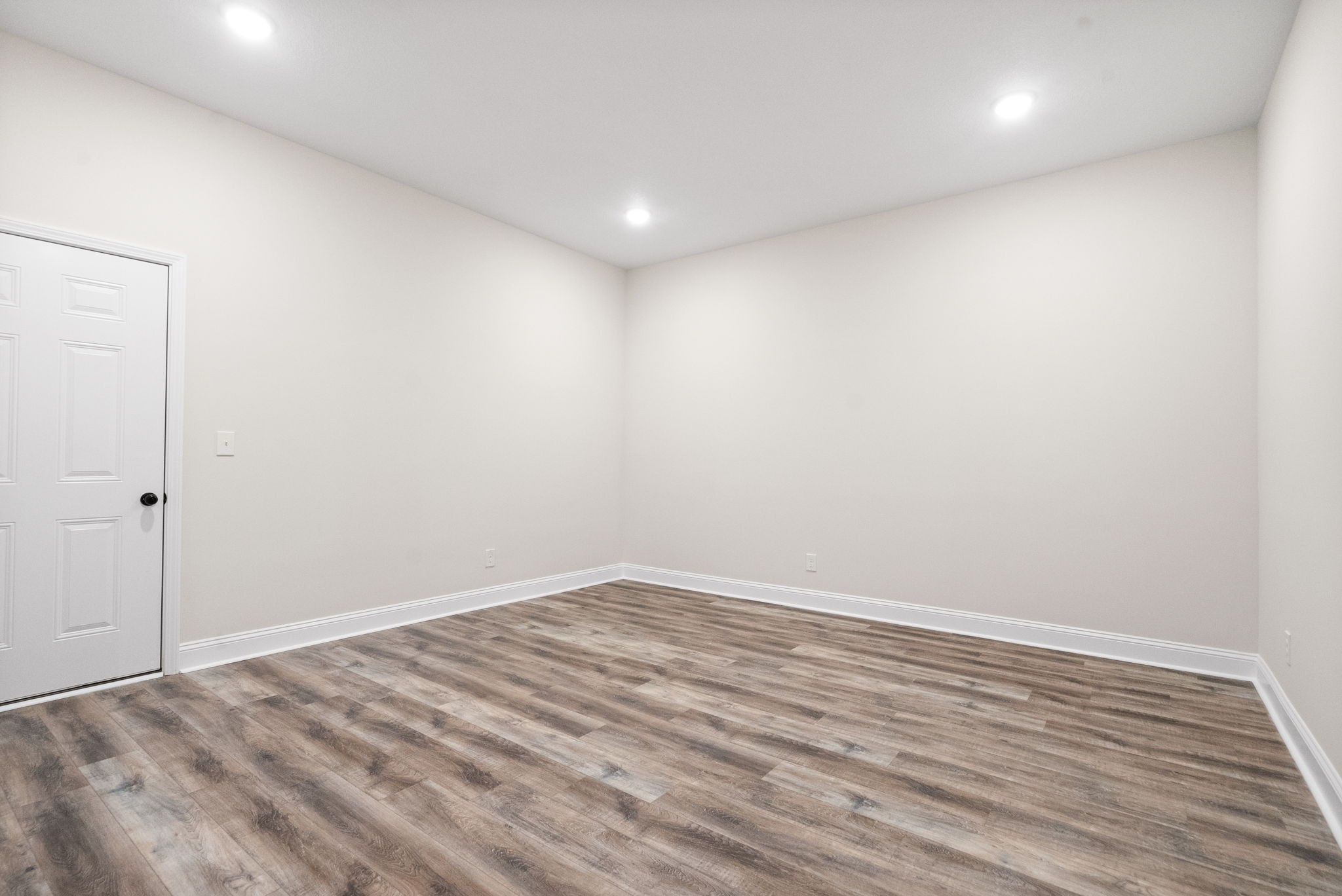 500 Peachers Mill Road, Unit C1 Clarksville, TN 37042 - Photo 20 of 31 a view of room with wooden floor