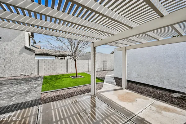 a view of a backyard