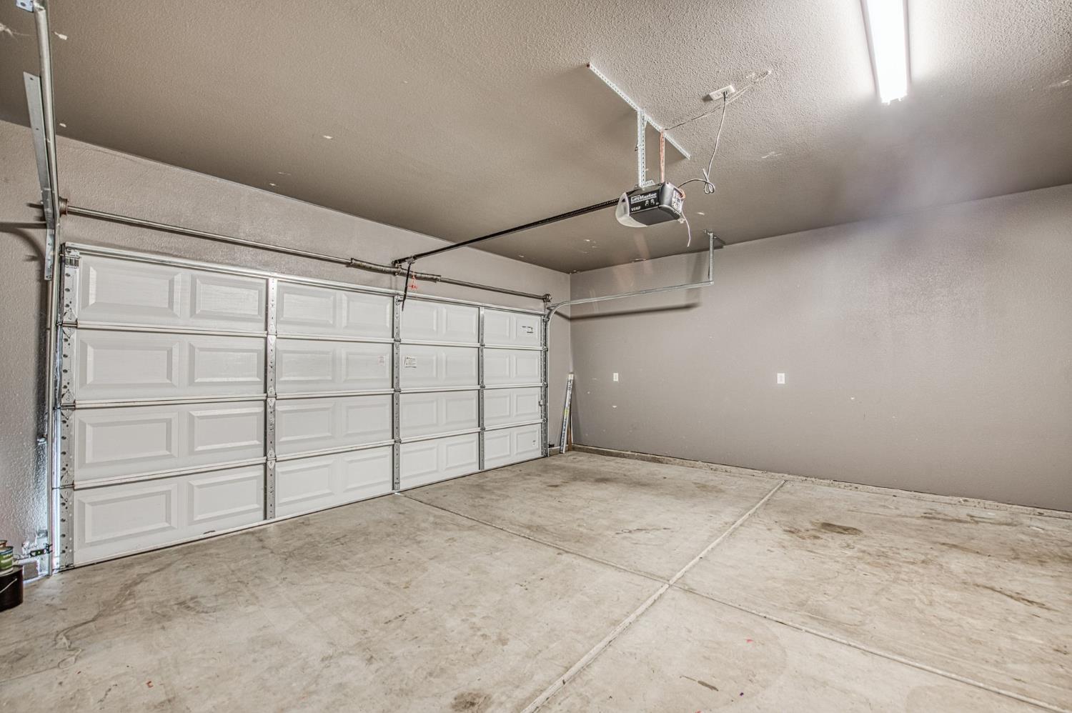 3521 Buckingham Avenue Clovis, CA 93619 - Photo 21 of 33 a view of a garage