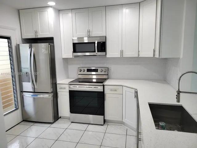 $2,000 | 851 Northeast 14th Avenue, Unit 416, Hallandale Beach, FL 33009