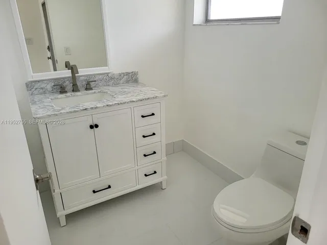 $2,000 | 851 Northeast 14th Avenue, Unit 416, Hallandale Beach, FL 33009