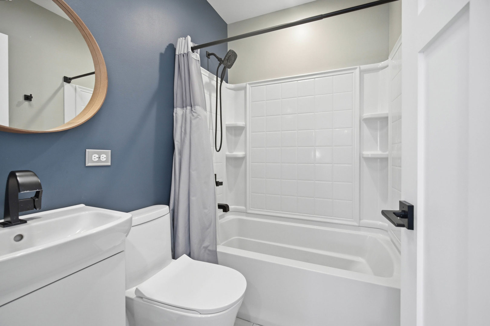 1020 Hill Avenue Elgin, IL 60120 - Photo 8 of 43 a bathroom with a toilet a sink and bathtub