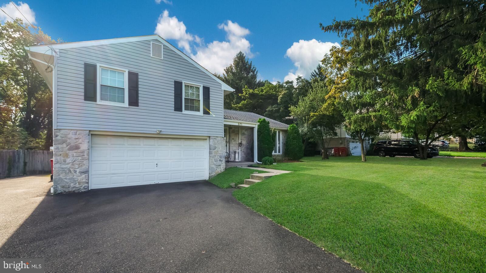 571 Lowell Road Warminster, PA 18974 - Photo 3 of 21