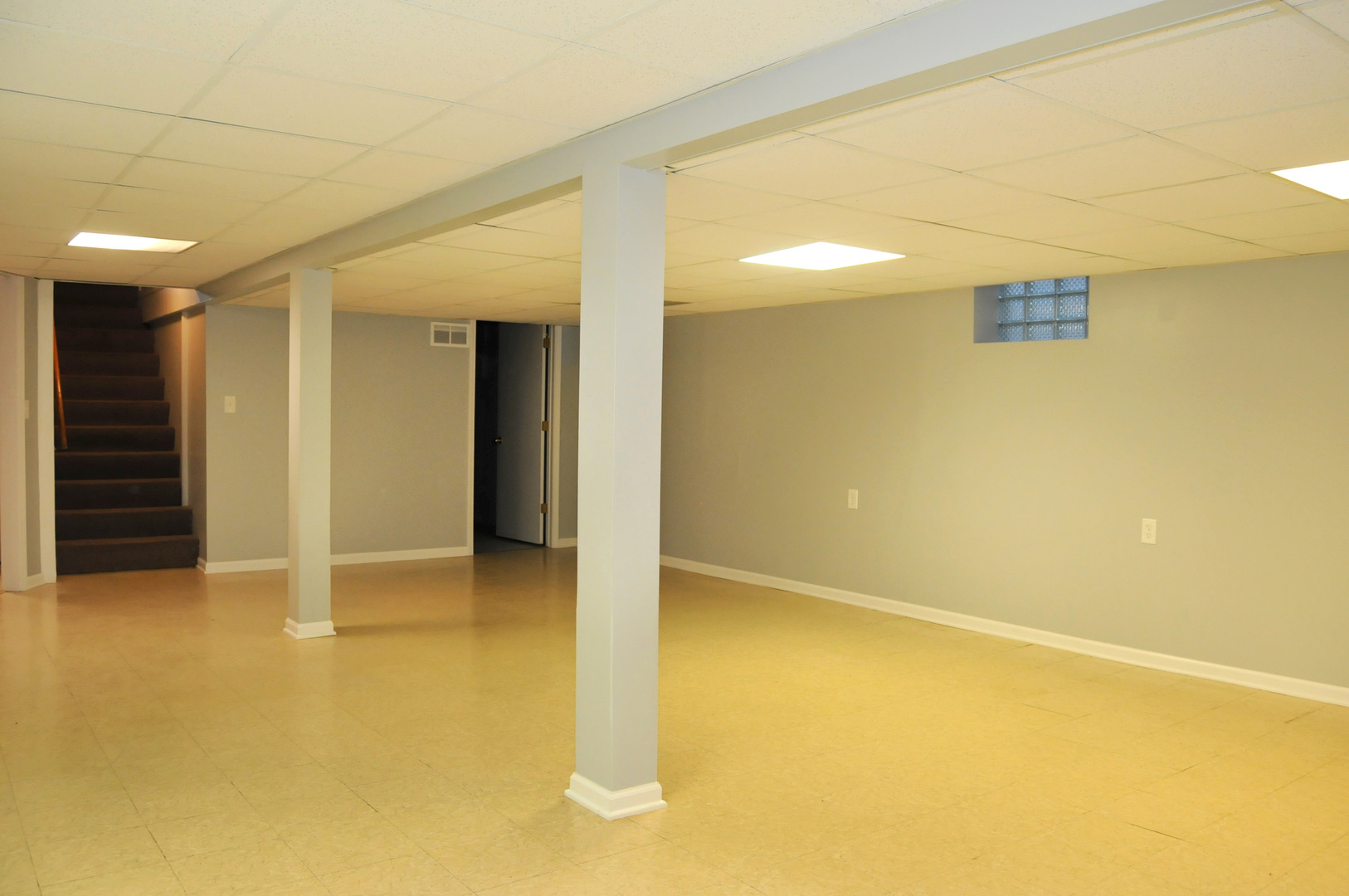 2436 2nd Avenue North Riverside, IL 60546 - Photo 15 of 26 a view of an empty room with a window